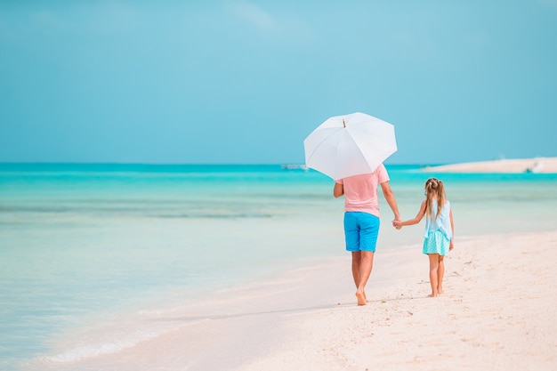 Красивый отец и дочь на пляже