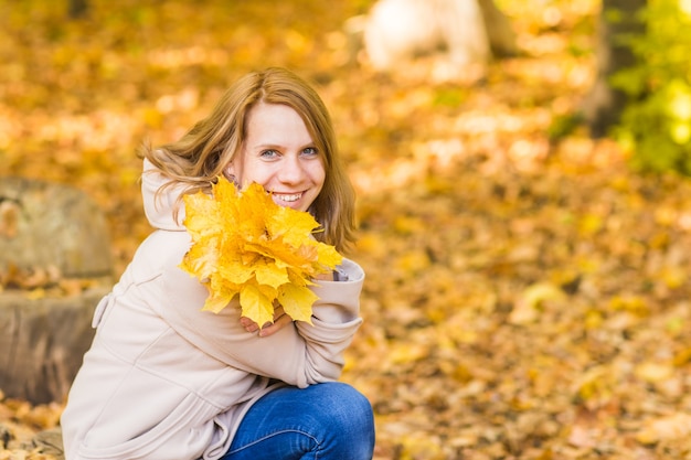 Bella femmina nel parco d'autunno