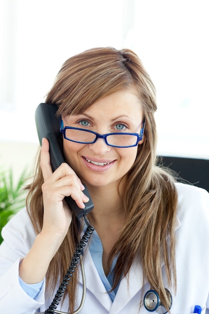 Foto bella dottoressa parlando al telefono