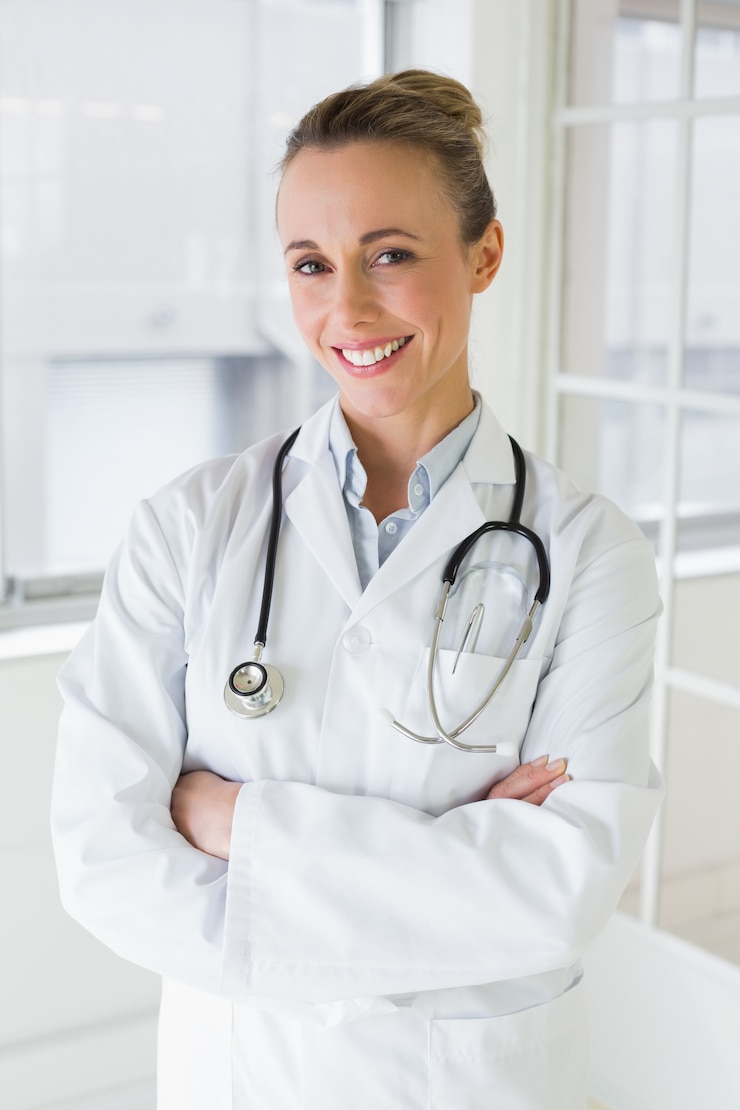 Photo beautiful female doctor with arms crossed in hospital