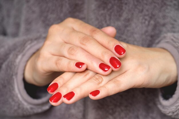 美しい女性の手描きアクリル ジェル赤い爪ファッション スタイル