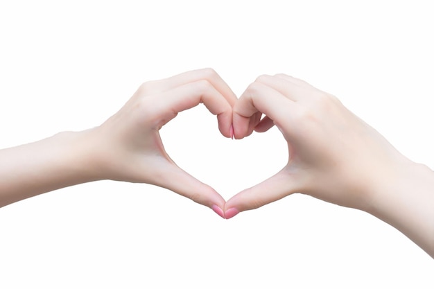 아름다운 여성의 손은 매니큐어 개념에서 사랑의 표시로 심장 기호를 보여줍니다