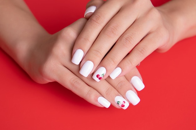 Foto belle mani femminili con unghie manicure bianche