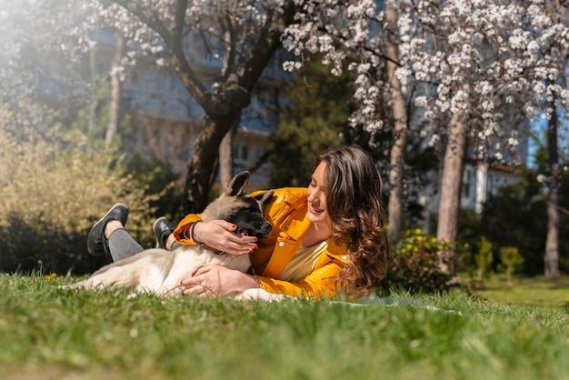 屋外で犬と遊ぶ美しい女性