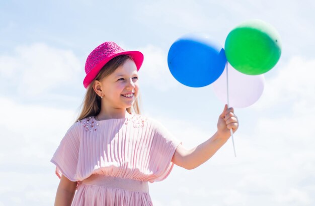 美しい女性のかわいい10代の少女屋外の子供夏のファッションお誕生日おめでとう休日のファッションと美しさは自由で楽しい笑顔の子供とパーティーバルーン子供時代の幸せ