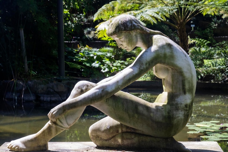 Photo beautiful female statue in greenhouse