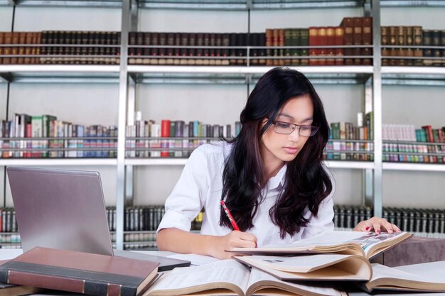 図書館で勉強する美しい女子学生