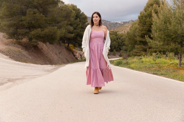 Foto bella donna che viaggia fuori nella natura