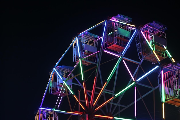 Photo beautiful of ferris wheel at temple fair night
