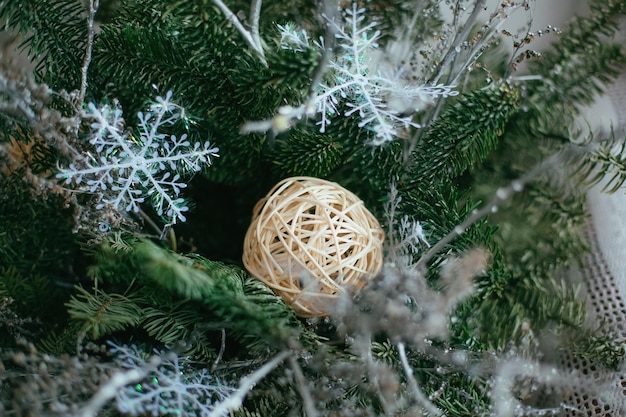 Bellissimo albero di natale festivo decorato con palla di natale dorata e fiocchi di neve bianchi