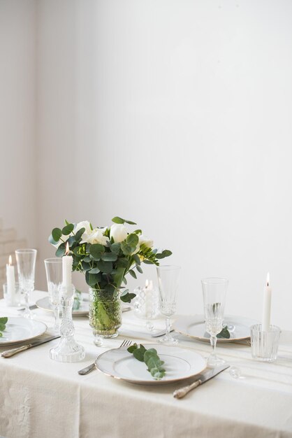 Foto bella tavola festiva con eleganti fiori bianchi e decorazioni per la tavola da pranzo con posate