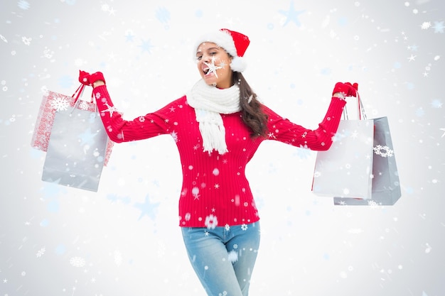 Красивая праздничная женщина держит сумки с покупками от снегопада