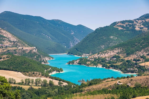 Красивое озеро Фиастра в Италии, увиденное сверху