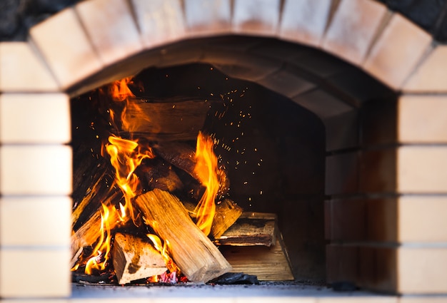 暖炉の中の美しい火。