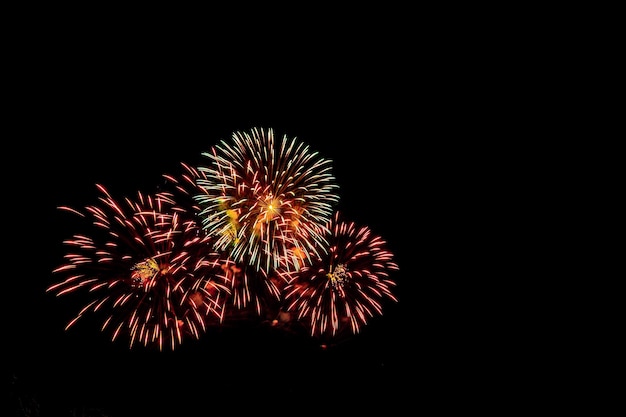 背景のお祝いのコンセプトのための美しい花火