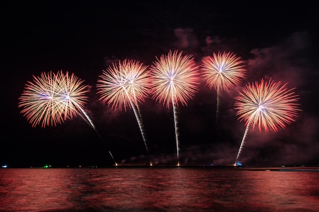 海の上のお祝いのための美しい花火大会