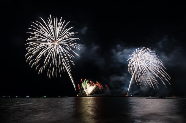 海の上のお祝いのための美しい花火大会