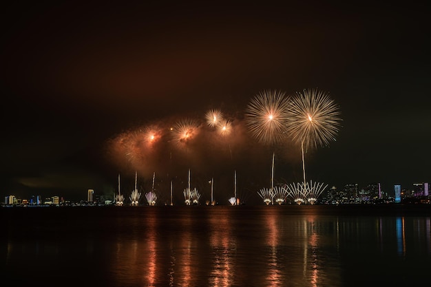 Bellissimi fuochi d'artificio festeggiano in mare