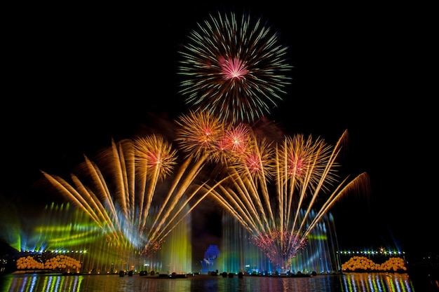 Bellissimi fuochi d'artificio nel cielo notturno