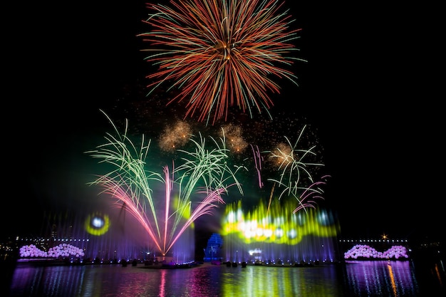 Bellissimi fuochi d'artificio nel cielo notturno