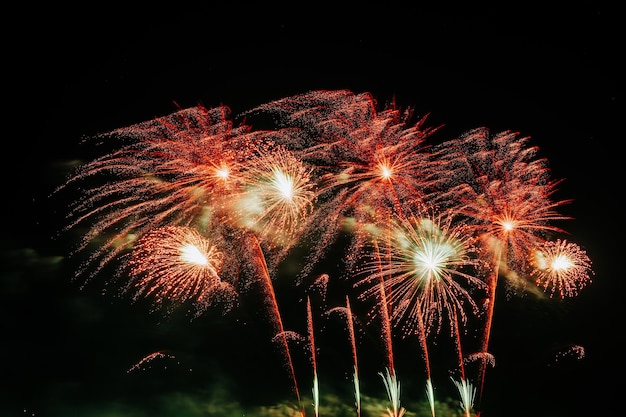 空の背景に美しい花火新年のコンセプト2022