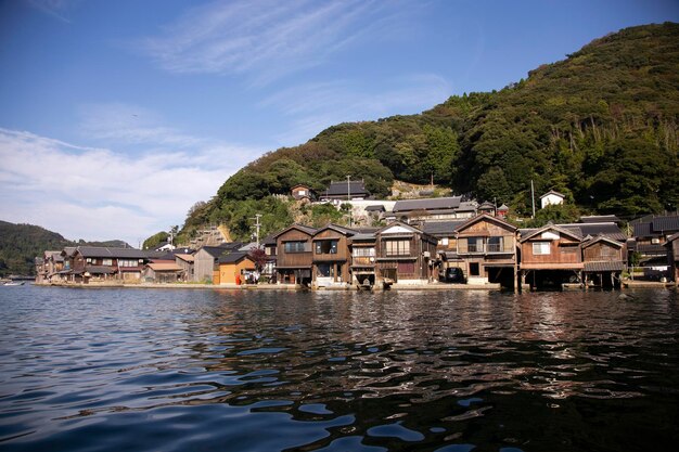 사진 교토 북쪽의 아름다운 어촌인 이네 (ine) 에 있는 나야 (funaya) 또는 보트 하우스 (boat house)