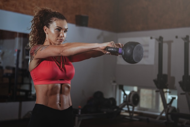 美しいフィットcrossfit女性運動