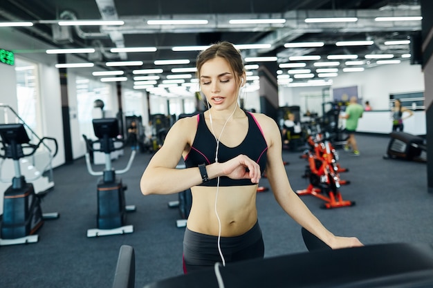 Foto bella ragazza in forma in posa in palestra