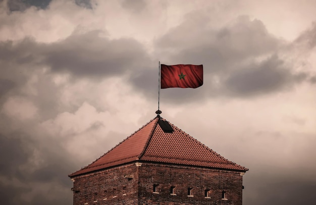 오래 된 요새의 지붕에 아름 다운 나팔 깃발