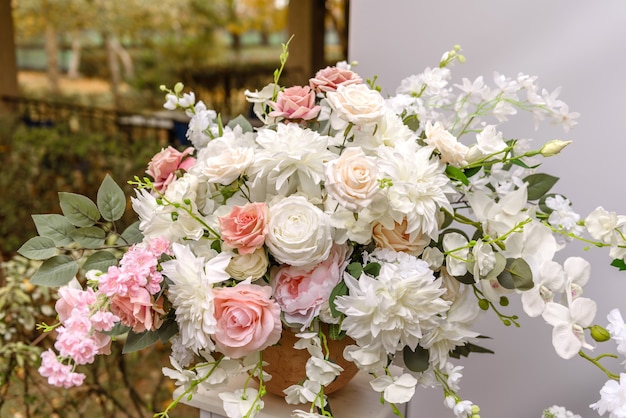 결혼식을 위한 레스토랑의 아름다운 꽃 구성