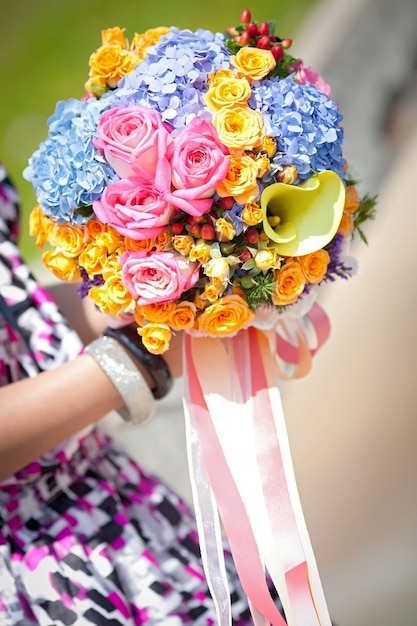 Красивый цветочный букет, держащийся в руке