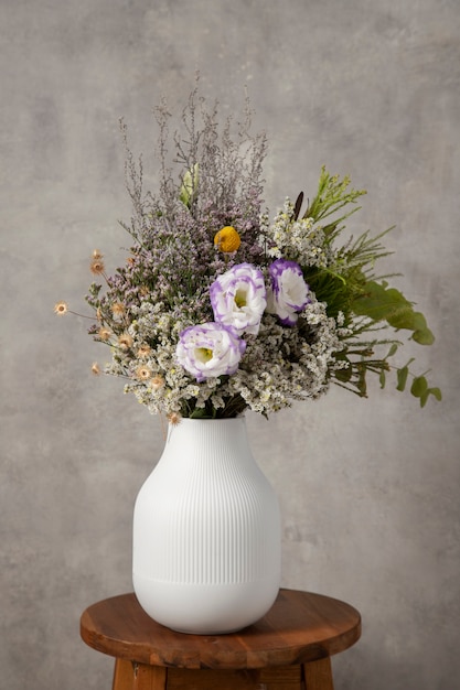 Foto bellissimo vaso di fiori su tavola di legno
