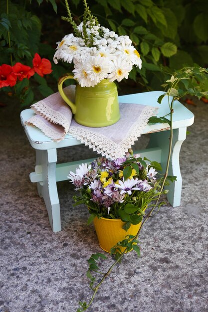 Photo beautiful flowers in pot outdoors