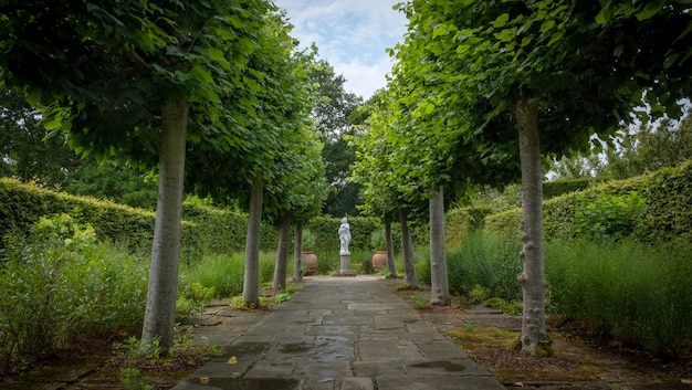 Sissinghurst Caslte Gardens의 아름다운 꽃, 나무 및 식물 및 정원 조경