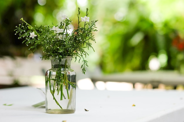 Photo beautiful flowers in vase decoration on the table.