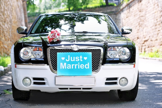 Photo beautiful flowers on wedding car