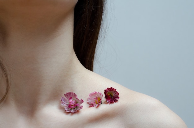 Foto bellissimi fiori sul corpo della donna