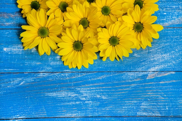 木製の壁に美しい花花の壁の花の境界線春の壁春の花