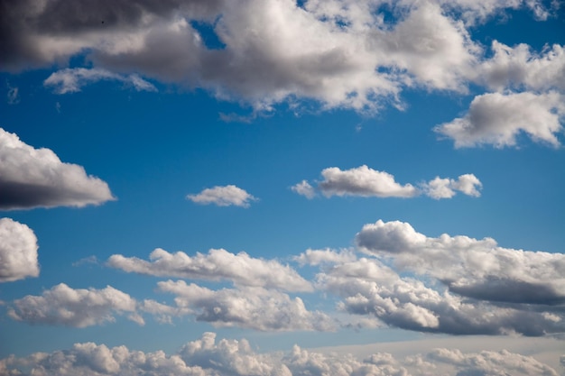 Foto belle nuvole soffici sullo sfondo del cielo blu.