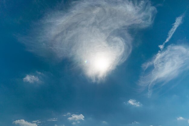 夕方の空に浮かぶ美しいふわふわの雲日差しが雲にサイドライトを与える雨が降る前の雲