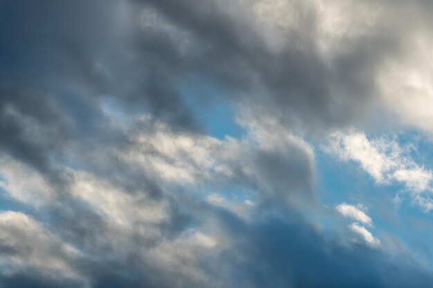 저녁 하늘의 아름다운 솜털 구름은 햇빛이 구름에 측면 빛을 제공합니다. 비가 오기 전에 구름