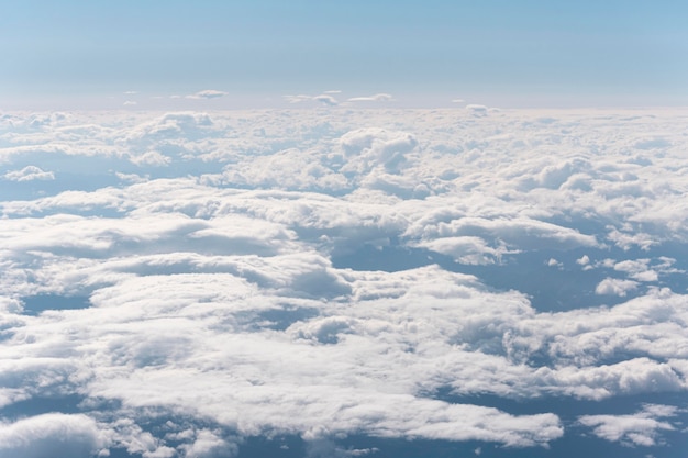 Красивые пушистые облака видно из самолета