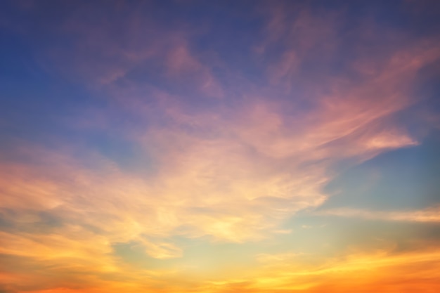 夜の夕日の背景と美しいふわふわの雲。