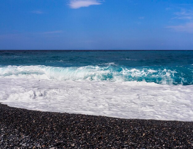 ギリシャのエヴィア島のエーゲ海の晴れた日の美しい泡の波