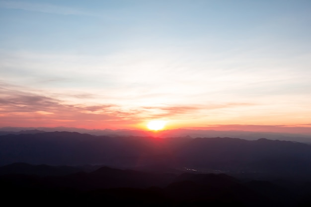 Pucco 산 태국에서 일출 전에 산 꼭대기에서 아름 다운 안개