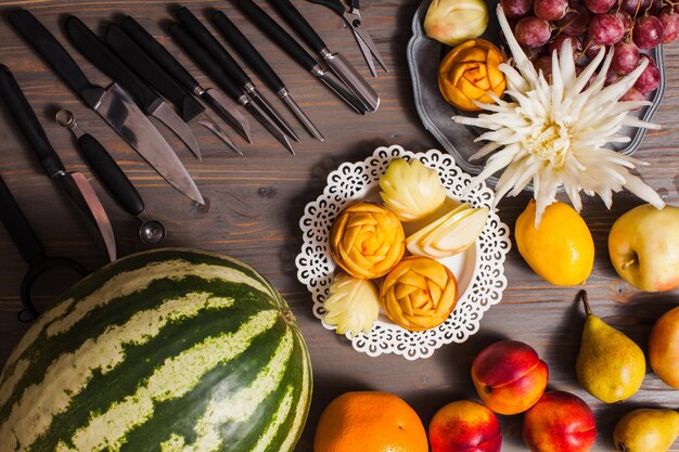 Foto il bel cibo - fiori intagliati dai frutti, arte della thailandia