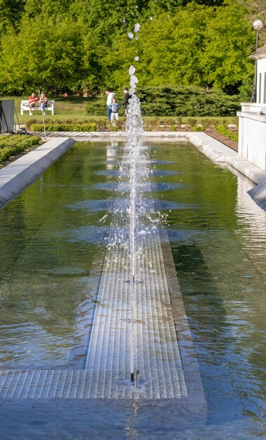 都市公園の美しい噴水