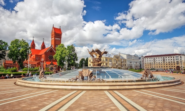 Bella fontana in piazza indipendenza a minsk