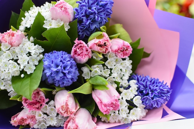 красивый свежий букет ярких цветов доставка цветов из цветочного магазина День Святого Валентина