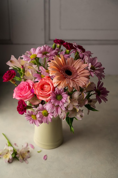 美しい新鮮な花の花瓶にピンクの花束